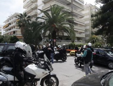 Συνεχίζονται οι έρευνες της αστυνομίας για τον εντοπισμό του τέταρτου δράστη της ληστείας στο Π.Φάληρο